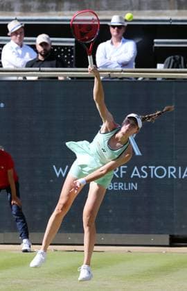 Elena Rybakina (KAZ) beim Aufschlag im Steffi Graf Stadion HYLO Berlin Tennis Open Damen auf Rasen 20.06.2025