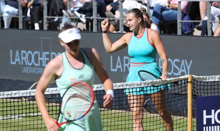 Aryna Sabalenka (BLR) jubelt nach Punktgewinn gegen Elena Rybakina (KAZ) im Steffi Graf Stadion HYLO Berlin Tennis Open Damen auf Rasen 20.06.2025