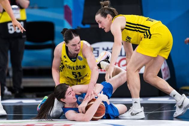 250620 Fanny Wadling and Frida Eldebrink of Sweden and Hannah Robb of Great Britain during the FIBA Women s Eurobasket 2025 match between Sweden and Great Britain on June 20, 2025 in Hamburg. Photo: Emma Wallskog BILDBYRAN COP 320 EW0536 basket basketball basket-em basket-em 2025 em fiba womens eurobasket 2025 european championships sverige sweden great britain dam bbeng storbritannien Copyright: EMMAxWALLSKOG BB250620EW031