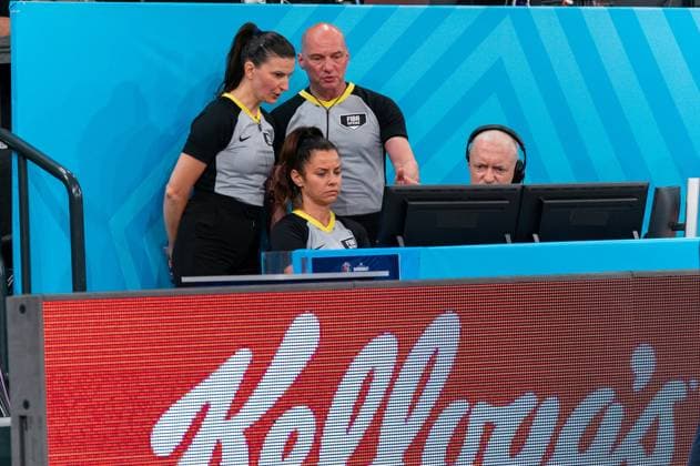 Schiedsrichter Team beim Videobeweis, Video, Coaches Challenge, Dariusz Zapolski (Polen, Schiedsrichter), Jelena Tomic (Kroatien, Schiedsrichter), Alexandre Deman (Frankreich, Schiedsrichter), GER, Schweden vs Großbritannien, Basketball, FIBA Womens EuroBasket 2025, Spieltag 2, 20.06.2025 GER, Schweden vs Großbritannien, Basketball, FIBA Womens EuroBasket 2025, Spieltag 2, 20.06.2025 Hamburg Copyright: xEibner-Pressefoto MaxxVincenx EP_MVN