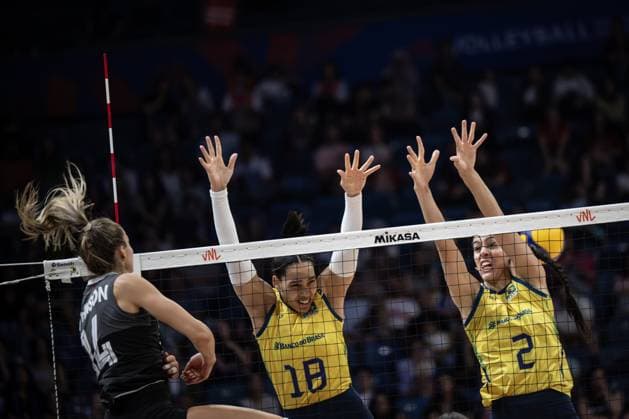 Canada v Brazil - FIVB Volleyball Nations League ISTANBUL, TURKIYE - JUNE 20: Johnson (14) of Canada in action against Jheovana (18) and Diana (2) of Brazil during the FIVB Women s Nations League (VNL) 2nd week volleyball match between Turkiye and Canada at Sinan Erdem Dome in Istanbul, Turkiye on June 20, 2025. Sebnem Coskun Anadolu Istanbul Turkey. Editorial use only. Please get in touch for any other usage.  Copyright: x2025xAnadoluxSebnemxCoskunx