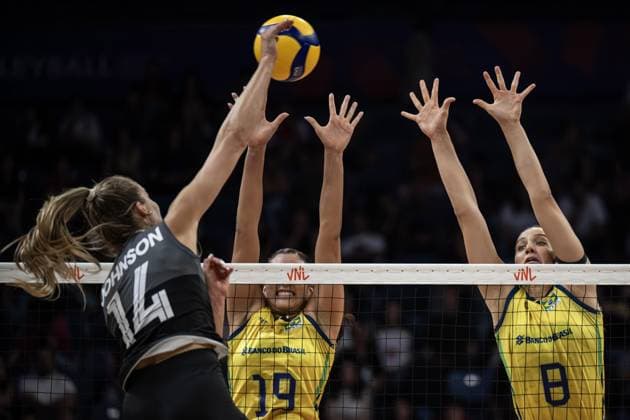 Canada v Brazil - FIVB Volleyball Nations League ISTANBUL, TURKIYE - JUNE 20: Johnson (14) of Canada and Tainara Lemes Santos Figueiredo (19), Julia Gambatto Kudiess (8) of Brazil compete during the FIVB Women s Nations League (VNL) 2nd week volleyball match between Canada and Brazilat Sinan Erdem Dome in Istanbul, Turkiye on June 20, 2025. Sebnem Coskun Anadolu Istanbul Turkey. Editorial use only. Please get in touch for any other usage.  Copyright: x2025xAnadoluxSebnemxCoskunx