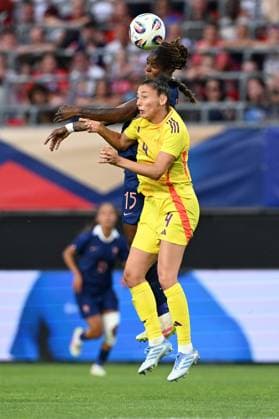 250620 FRANCE VS BELGIUM Kelly Gago (15) of France pictured fighting for the ball with Amber Tysiak (4) of Belgium during a friendly game between the national teams of France and Belgium, called the Red Flames ahead of the Women™s Euro 2025 competition, on Friday 20 June 2025 in Leuven , Belgium . PHOTO SPORTPIX David Catry Leuven Den Dreef Belgium  Copyright: xSportpix.bex xDavidxCatryxDavidxCatryx