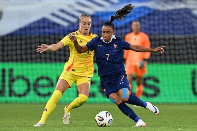 Sport Bilder des Tages 250620 FRANCE VS BELGIUM Tessa Wullaert (9) of Belgium pictured fighting for the ball with Sakina Karchaoui (7) of France during a friendly game between the national teams of France and Belgium, called the Red Flames ahead of the Women™s Euro 2025 competition, on Friday 20 June 2025 in Leuven , Belgium . PHOTO SPORTPIX David Catry Leuven Den Dreef Belgium  Copyright: xSportpix.bex xDavidxCatryxDavidxCatryx