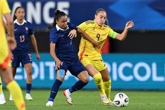 250620 FRANCE VS BELGIUM Sakina Karchaoui (7) of France pictured fighting for the ball with Tessa Wullaert (9) of Belgium during a friendly game between the national teams of France and Belgium, called the Red Flames ahead of the Women™s Euro 2025 competition, on Friday 20 June 2025 in Leuven , Belgium . PHOTO SPORTPIX David Catry Leuven Den Dreef Belgium  Copyright: xSportpix.bex xDavidxCatryxDavidxCatryx