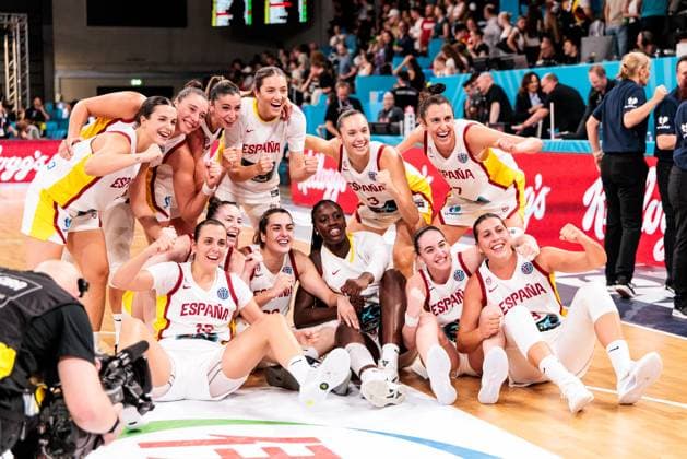 FIBA Women’s EuroBasket 2025: Spanien - Deutschland; 20.06.2025 Jubel bei den Spanierinnen nach dem Sieg und Einzug in die KO Phase, Achtelfinale FIBA Women’s EuroBasket 2025: Spanien - Deutschland; Hamburg, Inselpark Arena am 20.06.2025 Copyright: xBEAUTIFULxSPORTS Wunderlx