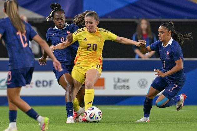 250620 FRANCE VS BELGIUM Melvine Malard (9) of France, Marie Detruyer (20) of Belgium and Sakina Karchaoui (7) of France pictured fighting for the ball during a friendly game between the national teams of France and Belgium, called the Red Flames ahead of the Women™s Euro 2025 competition, on Friday 20 June 2025 in Leuven , Belgium . PHOTO SPORTPIX David Catry Leuven Den Dreef Belgium  Copyright: xSportpix.bex xDavidxCatryxDavidxCatryx