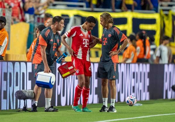 Sport Themen der Woche KW25 Jamal Musiala (FC Bayern Muenchen, 42) wird von den Ärzten des FC Bayern betreut FIFA Club World Cup: FC Bayern München - CA Boca Juniors 20.06.2025, FIFA Club World Cup: FC Bayern München - CA Boca Juniors im Hard Rock Stadium, Miami Gardens, Florida, USA *** Jamal Musiala FC Bayern Muenchen, 42 is cared for by FC Bayern doctors FIFA Club World Cup FC Bayern Munich CA Boca Juniors 20 06 2025, FIFA Club World Cup FC Bayern Munich CA Boca Juniors at Hard Rock Stadium, Miami Gardens, Florida, USA Copyright: HMBxMedia xMarcoxBader