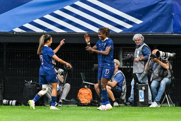 250620 FRANCE VS BELGIUM Kelly Gago (15) of France scores 1-0 and France celebrate during a friendly game between the national teams of France and Belgium, called the Red Flames, ahead of the European Championship, EM, Europameisterschaft in Switzerland 2025, on Friday 20 June 2025 in Valenciennes , France . PHOTO SPORTPIX Stijn Audooren Valenciennes Stade du Hainaut France  Copyright: xSportpix.bex xStijnxAudoorenxStijnxAudoorenx