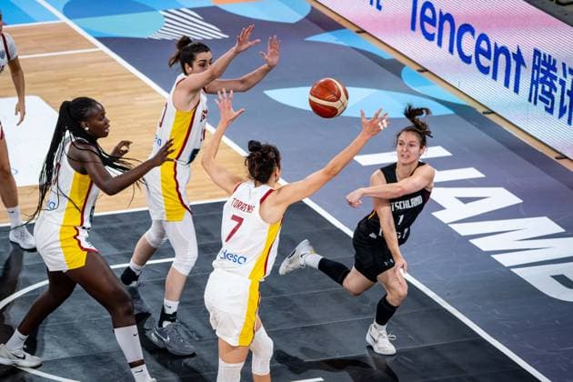 Basketball Hamburg 20.06.2025 FIBA Women™s Eurobasket 2025 Vorrunde Gruppe D Spanien (ESP) - Deutschland (GER) Jennifer Crowder (Deutschland, No.07) Alba Torrens (Spanien, No.07)