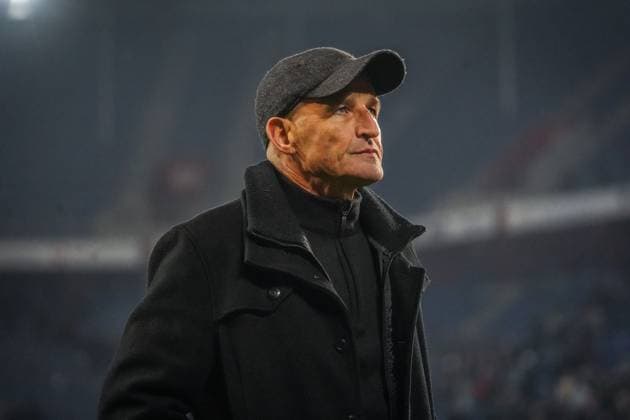 Peter Zeidler wird Trainer von Lausanne und übernimmt zur neuen Saison das Traineramt beim Schweizer Erstligisten. Der erfahrene deutsche Coach war zuvor mehrere Jahre beim FC St. Gallen und zuletzt beim VfL Bochum tätig. Mit dem Wechsel bleibt er der Super League erhalten und soll die Mannschaft sportlich stabilisieren. Basel St. Jakob Park Schweiz *** Peter Zeidler becomes coach of Lausanne Sport and takes over as coach of the Swiss first division club for the new season The experienced German coach previously spent several years at FC St Gallen and most recently at VfL Bochum With the move, he will remain in the Super League and is expected to stabilize the team in sporting terms Basel St Jakob Park Switzerland Copyright: xJOERANxSTEINSIEKx