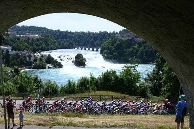 Sport Bilder des Tages Tour de Suisse 2025 Stage 7 EMMETTEN, SWITZERLAND - JUNE 21 : Illustration picture of the peloton during stage 7 of the 88th edition of Tour de Suisse an UCI World Tour 2.UWT cycling road race stage for Men Elite of 207.3 km with start in Neuhausen am Rheinfall and finish in Emmetten on June 21, 2025 in Emmetten, Switzerland, 21 06 2025 ( Motordriver Kenny Verfaillie - Emmetten Switzerland  Copyright: xVincentxKalutx