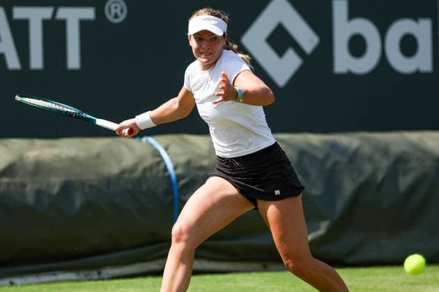 Bad Homburg am 21.06.2025 Tennis Damen Turnier WTA, Tennis Damen 500 Bad Homburg Open powered by Solarwatt 2025, Match Cat McNally (USA) gegen Viktoria Azarenka v.l., Cat McNally (USA) spielt eine Vorhand. Copyright: JoaquimxFerreira
