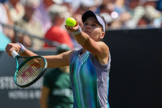 Bad Homburg am 21.06.2025 Tennis Damen Turnier WTA, Tennis Damen 500 Bad Homburg Open powered by Solarwatt 2025 Veronika Kudermetova gegen Arantxa Rus (NL) v.l., Veronika Kudermetova macht einen Aufschlag. Copyright: JoaquimxFerreira