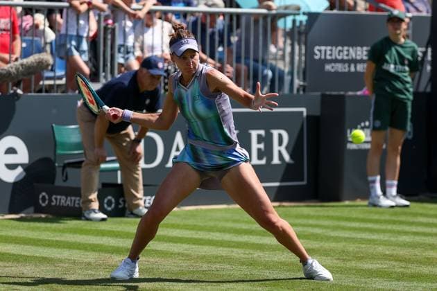 Bad Homburg am 21.06.2025 Tennis Damen Turnier WTA, Tennis Damen 500 Bad Homburg Open powered by Solarwatt 2025 Veronika Kudermetova gegen Arantxa Rus (NL) v.l., Veronika Kudermetova spielt eine Vorhand. Copyright: JoaquimxFerreira