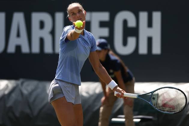 Sport Bilder des Tages Bad Homburg am 21.06.2025 Tennis Damen Turnier WTA, Tennis Damen 500 Bad Homburg Open powered by Solarwatt 2025 Veronika Kudermetova gegen Arantxa Rus (NL) v.l., Arantxa Rus (NL) macht einen Aufschlag. Copyright: JoaquimxFerreira