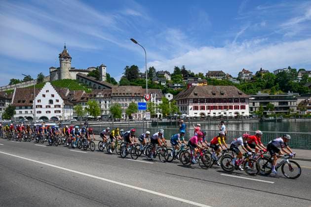 Tour de Suisse 2025 Stage 7 EMMETTEN, SWITZERLAND - JUNE 21 : Illustration picture of the peloton during stage 7 of the 88th edition of Tour de Suisse an UCI World Tour 2.UWT cycling road race stage for Men Elite of 207.3 km with start in Neuhausen am Rheinfall and finish in Emmetten on June 21, 2025 in Emmetten, Switzerland, 21 06 2025 ( Motordriver Kenny Verfaillie - Emmetten Switzerland  Copyright: xVincentxKalutx