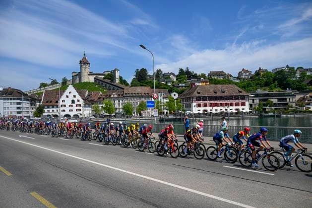 Tour de Suisse 2025 Stage 7 EMMETTEN, SWITZERLAND - JUNE 21 : Illustration picture of the peloton during stage 7 of the 88th edition of Tour de Suisse an UCI World Tour 2.UWT cycling road race stage for Men Elite of 207.3 km with start in Neuhausen am Rheinfall and finish in Emmetten on June 21, 2025 in Emmetten, Switzerland, 21 06 2025 ( Motordriver Kenny Verfaillie - Emmetten Switzerland  Copyright: xVincentxKalutx