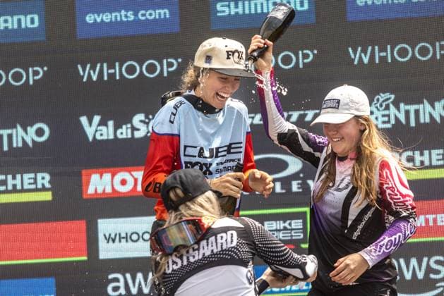 Whoop Mountainbike Downhill Worldcup Val di Sole Rosa ZIERL (CUBE FACTORY RACING) - also leads the overall Aletha OSTGAARD (CANYON CLLCTV FACTORY TEAM) Kate HASTINGS at Whoop Mountainbike Downhill Worldcup Val di Sole, 21.06.2025,in , Foto: Sebastian Sternemann