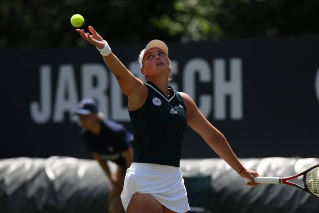 Bad Homburg am 21.06.2025 Tennis Damen Turnier WTA, Tennis Damen 500 Bad Homburg Open powered by Solarwatt 2025, Match Olga Danilovic (SER) gegen Natasja Schunk (GER) , v.l., Natasja Schunk (GER) macht einen Aufschlag. Copyright: JoaquimxFerreira