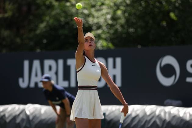 Bad Homburg am 21.06.2025 Tennis Damen Turnier WTA, Tennis Damen 500 Bad Homburg Open powered by Solarwatt 2025, Match Olga Danilovic (SER) gegen Natasja Schunk (GER) , v.l., Olga Danilovic (SER) macht einen Aufschlag. Copyright: JoaquimxFerreira