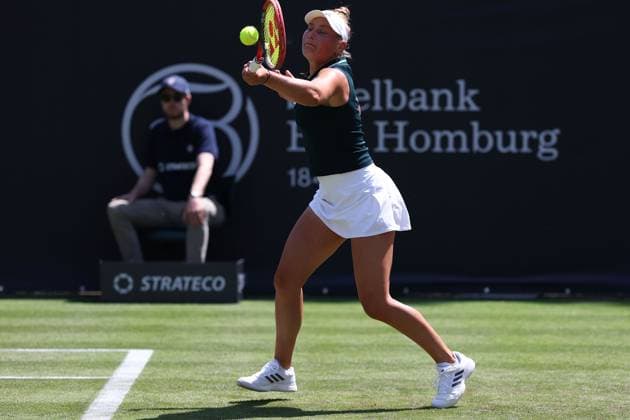 Bad Homburg am 21.06.2025 Tennis Damen Turnier WTA, Tennis Damen 500 Bad Homburg Open powered by Solarwatt 2025, Match Olga Danilovic (SER) gegen Natasja Schunk (GER) , v.l., Natasja Schunk (GER) spielt eine Vorhand. Copyright: JoaquimxFerreira