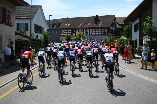 Tour de Suisse 2025 Stage 7 EMMETTEN, SWITZERLAND - JUNE 21 : Illustration picture of the peloton during stage 7 of the 88th edition of Tour de Suisse an UCI World Tour 2.UWT cycling road race stage for Men Elite of 207.3 km with start in Neuhausen am Rheinfall and finish in Emmetten on June 21, 2025 in Emmetten, Switzerland, 21 06 2025 ( Motordriver Kenny Verfaillie - Emmetten Switzerland  Copyright: xVincentxKalutx