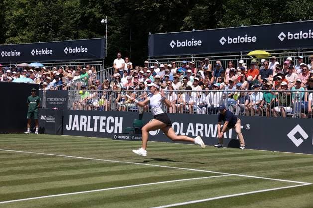 Bad Homburg am 21.06.2025 Tennis Damen Turnier WTA, Tennis Damen 500 Bad Homburg Open powered by Solarwatt 2025, Match Cat McNally (USA) gegen Victoria Azarenka v.l., Cat McNally (USA) spielt eine Vorhand, im Hintergrund voll besetzte Tribüne Copyright: JoaquimxFerreira