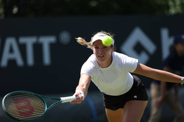 Bad Homburg am 21.06.2025 Tennis Damen Turnier WTA, Tennis Damen 500 Bad Homburg Open powered by Solarwatt 2025, Match Cat McNally (USA) gegen Victoria Azarenka v.l., Cat McNally (USA) spielt eine Vorhand, streckt sich Copyright: JoaquimxFerreira