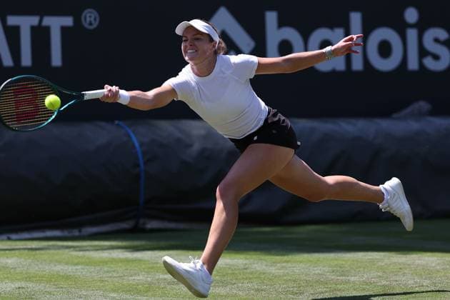 Bad Homburg am 21.06.2025 Tennis Damen Turnier WTA, Tennis Damen 500 Bad Homburg Open powered by Solarwatt 2025, Match Cat McNally (USA) gegen Victoria Azarenka v.l., Cat McNally (USA) spielt eine Vorhand, streckt sich Copyright: JoaquimxFerreira