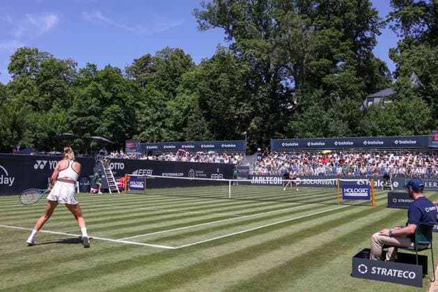 Bad Homburg am 21.06.2025 Tennis Damen Turnier WTA, Tennis Damen 500 Bad Homburg Open powered by Solarwatt 2025, Match Cat McNally (USA) gegen Victoria Azarenka v.l., Victoria Azarenka gegen Cat McNally (USA) spielt eine Rückhand, im Hintergrund voll besetzte Tribüne Copyright: JoaquimxFerreira