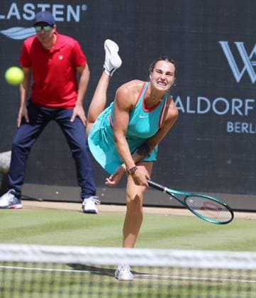 Aryna Sabalenka (BLR) beim Aufschlag im Steffi Graf Stadion Halbfinale HYLO Berlin Tennis Open Damen auf Rasen 21.06.2025