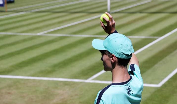 Balljunge hält Ball zur Verfügung Steffi Graf Stadion Halbfinale HYLO Berlin Tennis Open Damen auf Rasen 21.06.2025