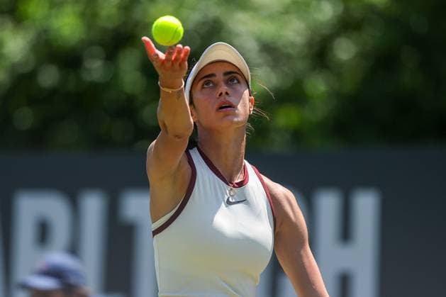 Bad Homburg am 21.06.2025 Tennis Damen Turnier WTA, Tennis Damen 500 Bad Homburg Open powered by Solarwatt 2025, Match Olga Danilovic (SER) gegen Natasja Schunk (GER) v.l., Olga Danilovic (SER) macht einen Aufschlag. Copyright: JoaquimxFerreira