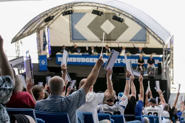 Sport Themen der Woche KW25 Sport Bilder des Tages HSV Mitglieder Stimmkarten Stimme Abstimmen Wahl Deutschland , Hamburg , Volksparkstadion , Fussball , 1 . Bundesliga , Hamburger SV Mitgliederversammlung *** HSV Members Voting Cards Vote Voting Election Germany , Hamburg , Volksparkstadion , Football , 1 Bundesliga , Hamburger SV General Meeting