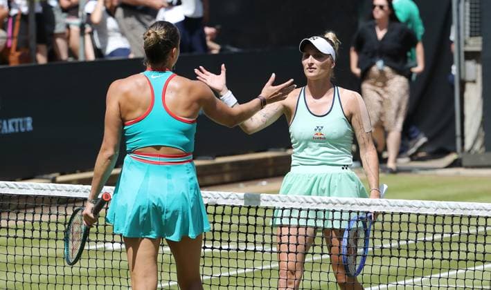 Aryna Sabalenka (BLR) gratuliert Marketa Vondrousova (CZE) im Steffi Graf Stadion Halbfinale HYLO Berlin Tennis Open Damen auf Rasen 21.06.2025