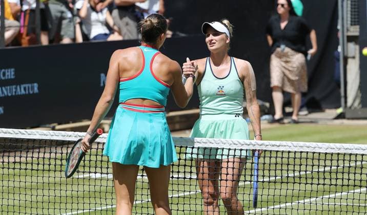 Aryna Sabalenka (BLR) gratuliert Marketa Vondrousova (CZE) im Steffi Graf Stadion Halbfinale HYLO Berlin Tennis Open Damen auf Rasen 21.06.2025