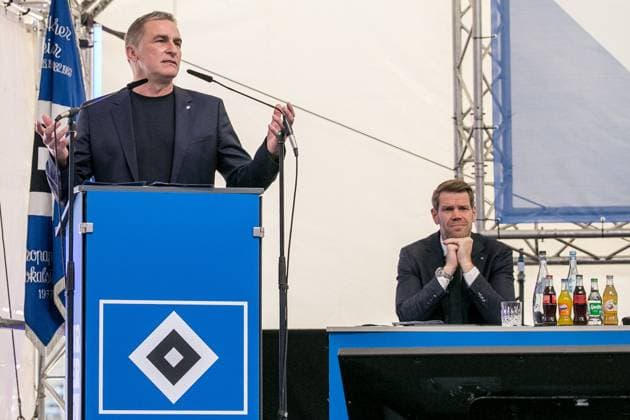 Sportchef Stefan Kuntz ( HSV ) spricht zu den Mitgliedern Eric Huwer Vorstand Finanzen Deutschland , Hamburg , Volksparkstadion , Fussball , 1 . Bundesliga , Hamburger SV Mitgliederversammlung
