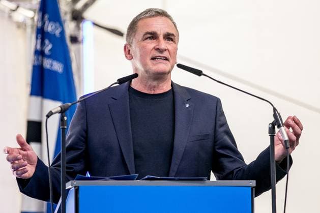 Sportchef Stefan Kuntz ( HSV ) spricht zu den Mitgliedern Deutschland , Hamburg , Volksparkstadion , Fussball , 1 . Bundesliga , Hamburger SV Mitgliederversammlung