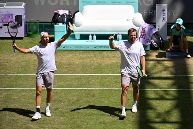 Halle, OWL Arena, 21.06.25, GER, Herren, Tennis, Terra Wortmann Open 2025, Halbfinale Bild: Schlussjubel, Emotion, Freude beim Doppel Kevin KRAWIETZ und Tim PUETZ (Deutschland) nach ihrem Sieg und Finaleinzug Nordrhein-Westfalen Deutschland