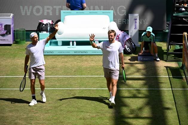 Halle, OWL Arena, 21.06.25, GER, Herren, Tennis, Terra Wortmann Open 2025, Halbfinale Bild: Schlussjubel, Emotion, Freude beim Doppel Kevin KRAWIETZ und Tim PUETZ (Deutschland) nach ihrem Sieg und Finaleinzug Nordrhein-Westfalen Deutschland