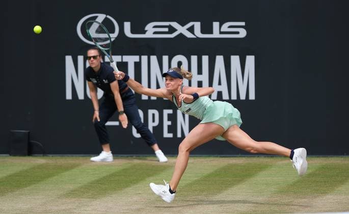 Sport Bilder des Tages 21st June 2025; Lexus Nottingham Tennis Centre, Nottingham, England; Lexus Nottingham Open, Day 6; Dayana Yastremska stretches to return to Magda Linette during their semi final match  ActionPlus12803463 PaulxBonser