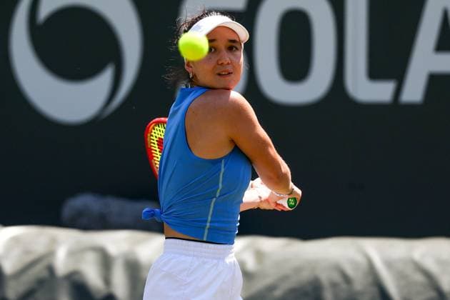 Bad Homburg am 21.06.2025 Tennis Damen Turnier WTA, Tennis Damen 500 Bad Homburg Open powered by Solarwatt 2025 Eva Lys (GER) gegen Ana Konjuh (CRO) v.l., Eva Lys (GER) spielt eine Rückhand, fokussiert den Ball Copyright: JoaquimxFerreira