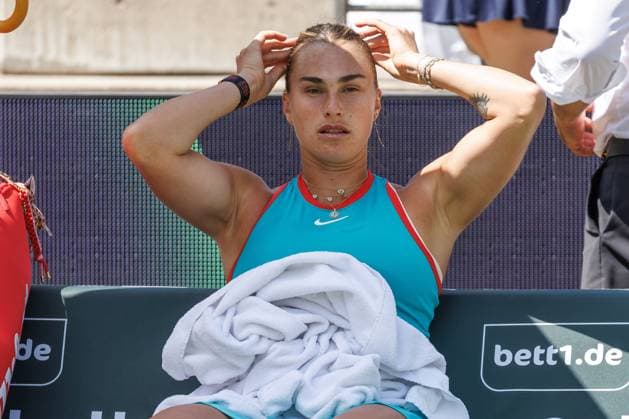 21.06.2025 Tennis: WTA, Tennis Damen Tour- Berlin, Einzel, Damen, Halbfinale, Marketa Vondrousova (CZE) - Samsonova (Russland), Steffi-Graf-Stadion. Aryna Sabalenka sitzt auf der Bank. Tennis: WTA-Tour- Berlin