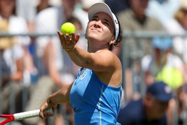 Bad Homburg am 21.06.2025 Tennis Damen Turnier WTA, Tennis Damen 500 Bad Homburg Open powered by Solarwatt 2025 Eva Lys (GER) gegen Ana Konjuh (CRO) v.l., Eva Lys (GER) macht einen Aufschlag. Copyright: JoaquimxFerreira
