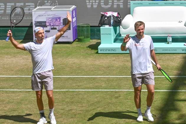 Sport Bilder des Tages Tim Puetz GER, Kevin Krawietz GER gewinnen das Doppel, Schlussjubel Schlußjubel Emotion Freude 21.06.2025 Tennis TERRA WORTMANN OPEN ATP, Tennis Herren 500, OWL ARENA, TERRA WORTMANN OPEN,