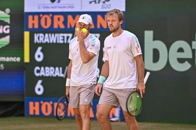 Tim Puetz GER, Kevin Krawietz GER bei der Absprache 21.06.2025 Tennis TERRA WORTMANN OPEN ATP, Tennis Herren 500, OWL ARENA, TERRA WORTMANN OPEN,