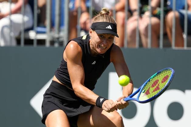 Bad Homburg am 21.06.2025 Tennis Damen Turnier WTA, Tennis Damen 500 Bad Homburg Open powered by Solarwatt 2025 Match Vitalia Djatchenko gegen Yuliia Starodubzeva (UKR) v.l., Yuliia Starodubzeva (UKR) spielt eine Rückhand. Copyright: JoaquimxFerreira