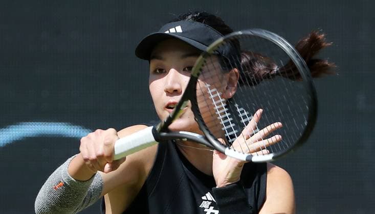 Wang Xinyu (CHN) im Steffi Graf Stadion Halbfinale HYLO Berlin Tennis Open Damen auf Rasen 21.06.2025
