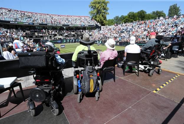 Zuschauer Rollstuhlfahrer auf einer Rampe, behindertengerecht, barrierefrei im Steffi Graf Stadion Halbfinale HYLO Berlin Tennis Open Damen auf Rasen 21.06.2025